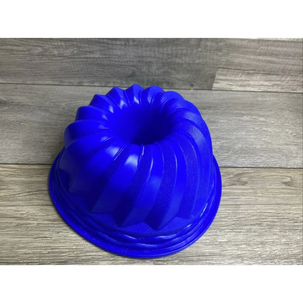 Blue Silicone Bundt Pan Fluted Swirl Cake Mold‎ 9 Inch Non-Stick Cobalt Bakeware